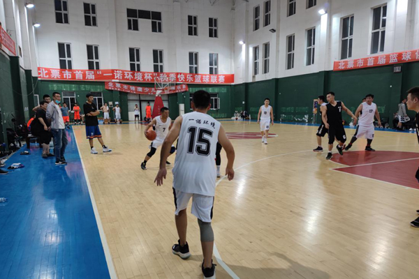 “一諾環(huán)境杯”秋季快樂(lè)籃球聯(lián)賽火熱激戰(zhàn)中